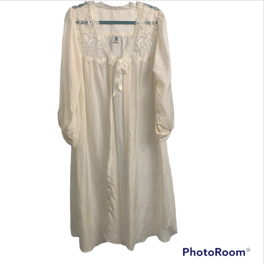 White Rose Katherine Harestad Dressing Robe Size Small